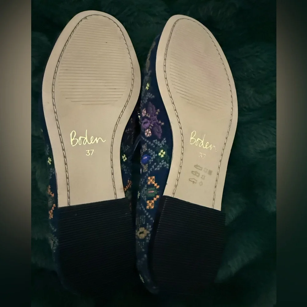 Boden navy embroidered embellished trim suede loafer size EU 37 US 6